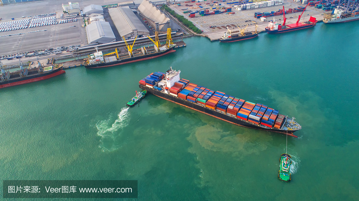 集装箱船在进出口和商业物流。通过起重机,贸易港,航运,货物到港,鸟瞰图,俯视图。